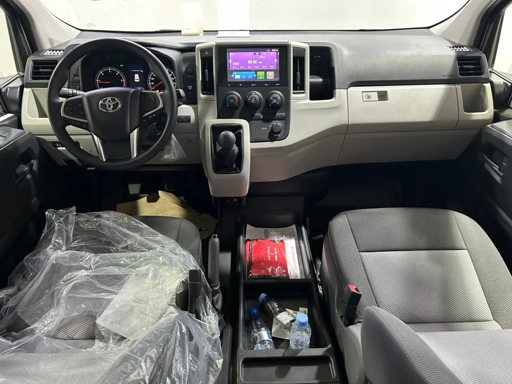 Toyota Hiace – High roof 16 Seats